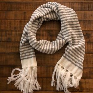 ❗️LAST CALL❗️NWT Banana Republic Grey/Cream Scarf